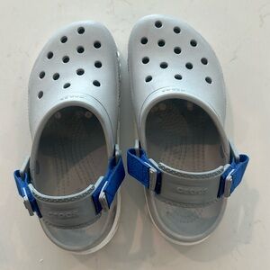 Big Kids Comfort Crocs, Worn once, Grey with adjustable strap, size J 5